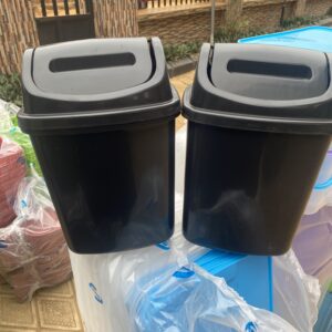 Dust bin with cover